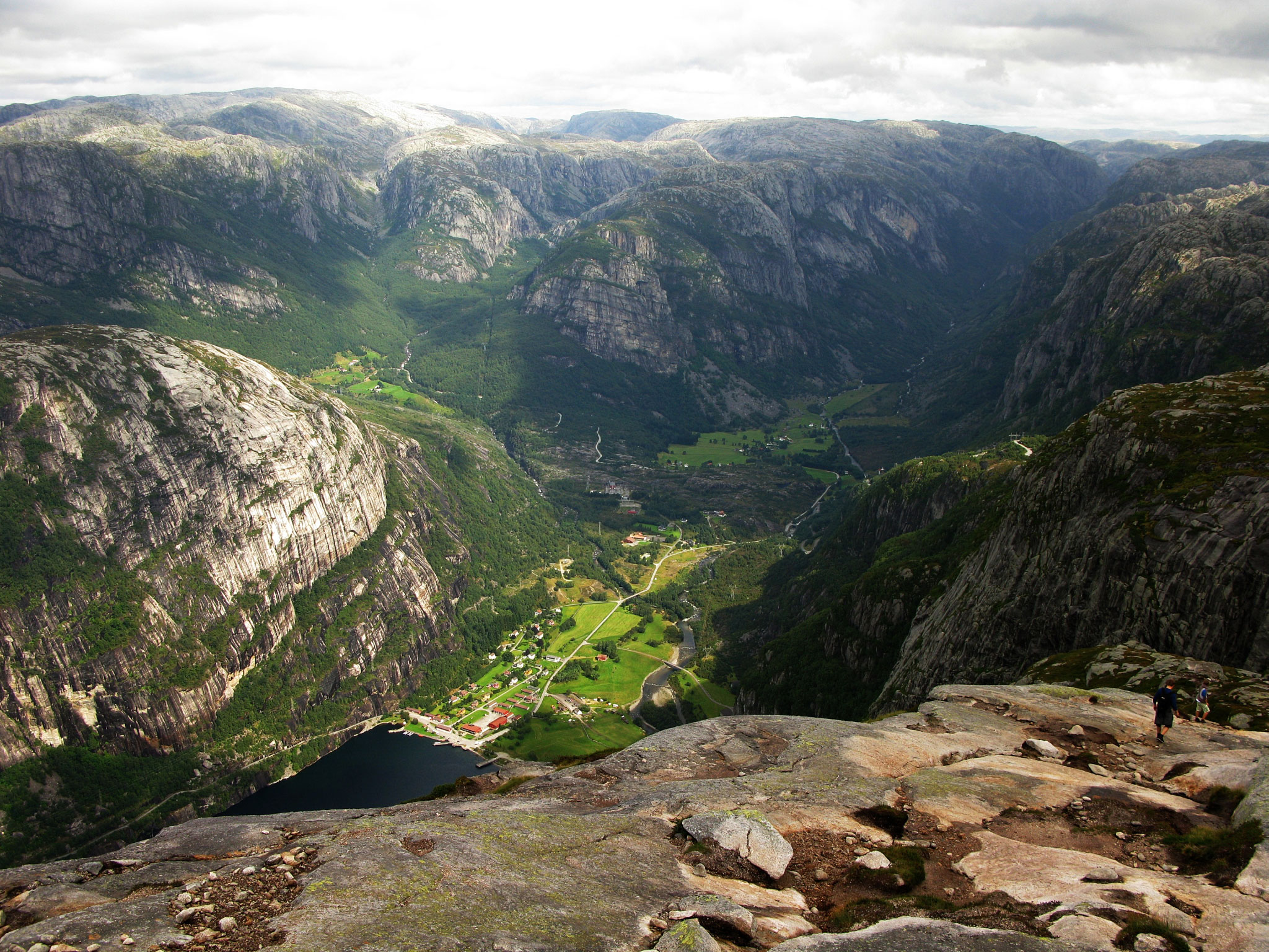 Kjerag, Lysebotn